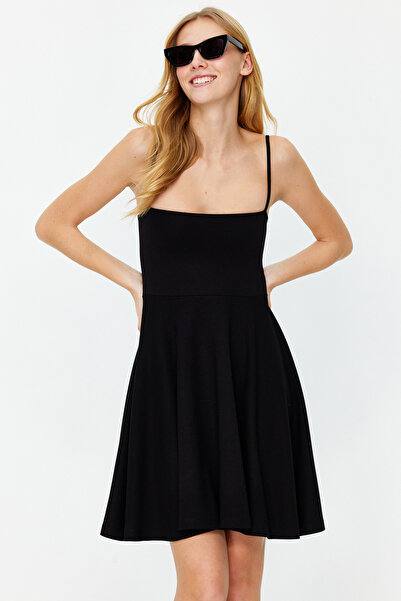 Trendyol Collection Flexibilní černé mini pletené skater šaty – volánky, rozepínání v pase – Twoss24el00294