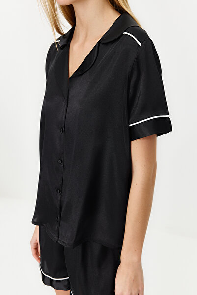 Trendyol Collection Set de pijamale țesute cu pantaloni scurți din satin cu detaliu negru THMSS24PT00026