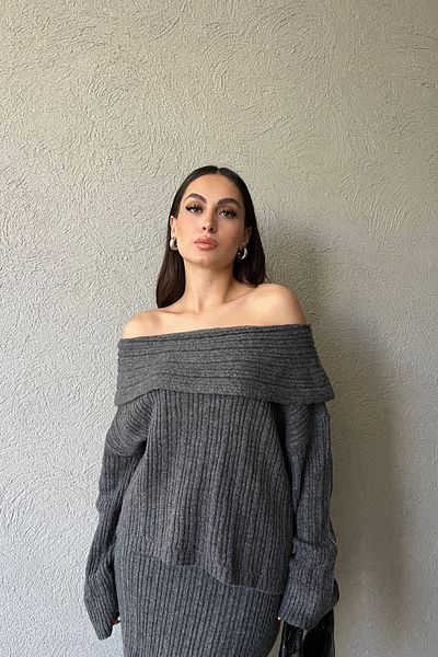 Seda Yalçın Atelier طقم سترة وتنورة منسوجة من Degaje بياقة أنثراسايت