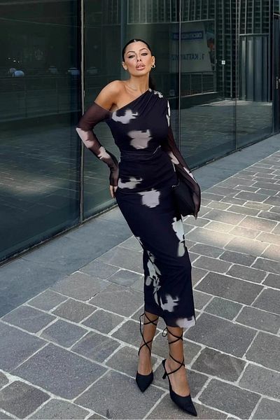 World Fashion Trends Rochie neagră cu un singur umăr, căptușită, elastică, din tul