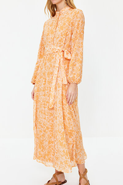Trendyol Modest Φόρεμα υφαντό από σιφόν με ανοιχτό πορτοκαλί μοτίβο ζωσμένο με ψηλό γιακά TCTSS21EL3346