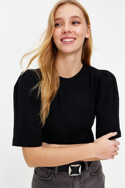 Trendyol Collection Μαύρη πλεκτή μπλούζα με μαύρη μπαλόνι με λαιμόκοψη με ραβδώσεις TWOSS24BZ00160