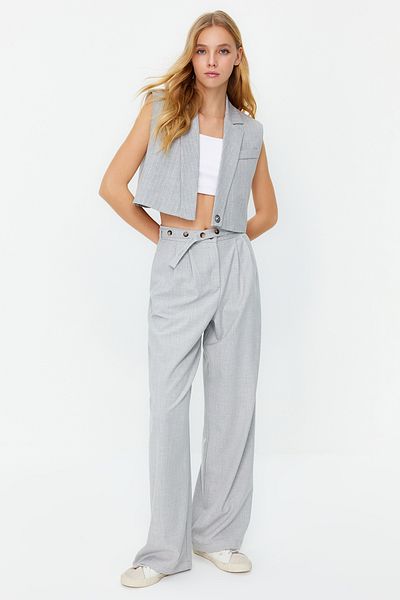 Trendyol Collection Graue gerade geschnittene Webhose mit Gürteldetail TWOSS24PL00023