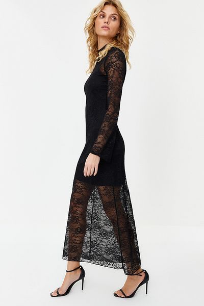 Trendyol Collection Černý krajkový límeček s límečkem Bodycone/upravené strečové pletené maxi šaty TWOSS24EL00095