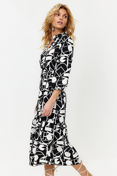 Trendyol Collection Černé pletené šaty s tříčtvrtečním rukávem a výstřihem do V s geometrickým vzorem TWOSS24EL00102