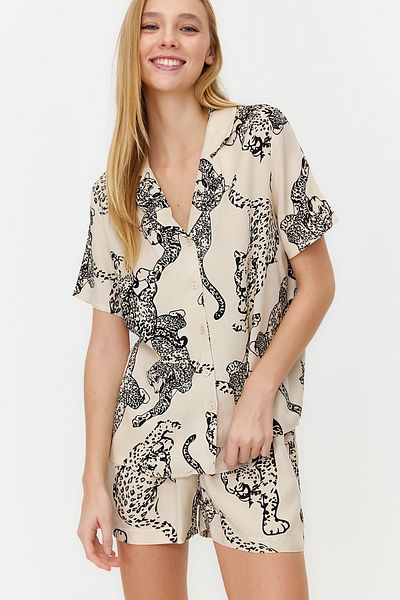 Trendyol Collection Cremefarbenes Pyjama-Set aus gewebter Viskose mit Tigermuster THMSS24PT00011
