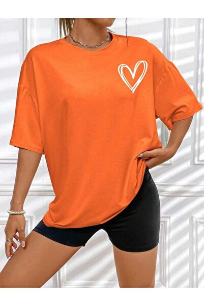 BYMEER Помаранчева футболка з принтом у вигляді серця