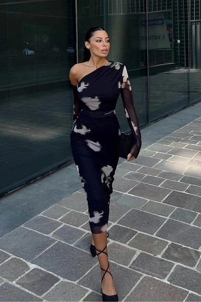 World Fashion Trends Rochie neagră cu un singur umăr, căptușită, elastică, din tul