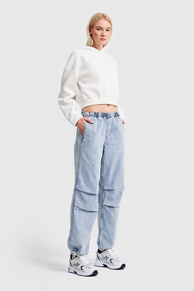 its basic Women's Snow Denim Color Balloon Jogger Fit Denim With Legs And Waist Elastic