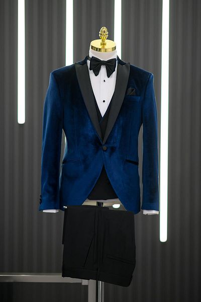 TORRES Regular Fit Swallow Collar Double Slit Velvet Tuxedo Suit