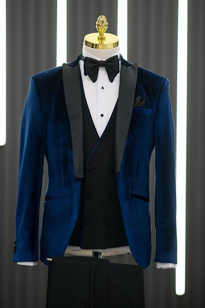 TORRES Regular Fit Swallow Collar Double Slit Velvet Tuxedo Suit