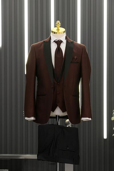 AKÇAYLAR Costum smoking evazat cu vestă cu guler în formă de dovleac