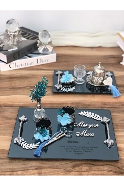 Denseden Setul de tavă pentru ceașcă de cafea Cam Dua cu gravură Promise Engagement And Groom include suport pentru inele și foarfece.