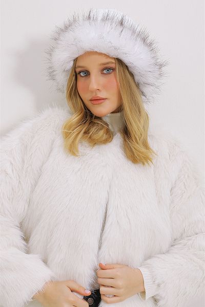 Trend Alaçatı Stili Women's White Faux Fur Plush Hat ALC-X11480