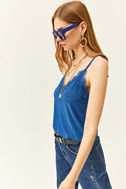 Olalook Női Saks kék pántos, állítható, csipkés folyós, kötött felső blúz BLZ-19001732