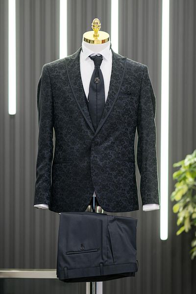AKÇAYLAR Vestă cu guler ascuțit, pantaloni evazați cu imprimeu floral, costum smoking slimfit cu combinație