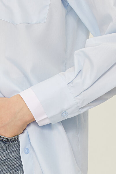 Trendyol Collection Světle modrá tkaná košile Oversize/Wide Fit s dvojitou manžetou TWOSS24GO00073