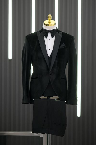TORRES Regular Fit Swallow Collar Double Slit Velvet Tuxedo Suit