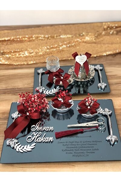 Denseden Setul de tavă pentru ceașcă de cafea Cam Dua cu gravură Promise Engagement And Groom include suport pentru inele și foarfece.