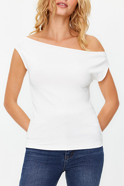 Trendyol Collection Ecrufarbene, taillierte Bluse aus flexiblem Strick mit U-Boot-Ausschnitt und Viskose/weichem Stoff TWOSS24BZ00090