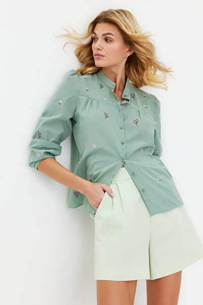 Trendyol Collection Broderie florală verde - Cămașă obișnuită cu detalii broderii TWOSS23GO00152