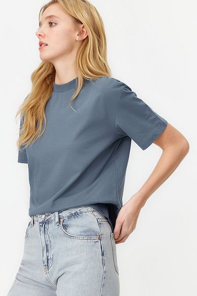 Trendyol Collection Dunkelgraues Basic-Strick-T-Shirt aus 100 % Baumwolle mit Stehkragen TWOAW20TS0096