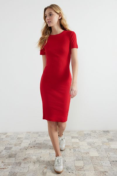 Trendyol Collection Rotes, geripptes, dehnbares Strick-Midi-Bleistiftkleid mit Rundhalsausschnitt TWOSS24EL00486