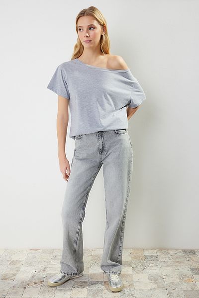 Trendyol Collection Grau meliertes Boyfriend-Strick-T-Shirt aus Baumwolle mit weitem Schnitt und U-Boot-Ausschnitt TWOSS20TS0140