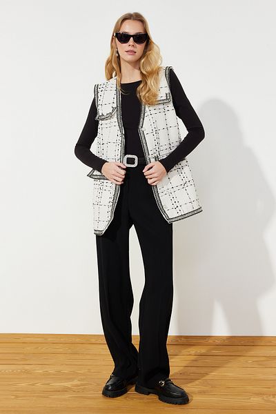 Trendyol Modest Weiße Tweed-Webweste mit Taschendetail TCTAW24YE00000