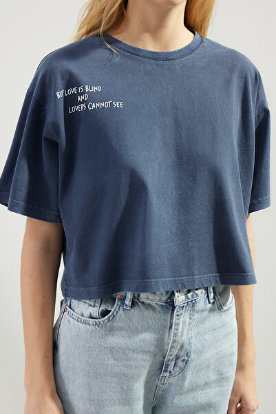 Trendyol Collection Indigo 100% bavlna s vybledlým efektem Potištěný Crop Crew Krk Pletené tričko TWOSS23TS00117