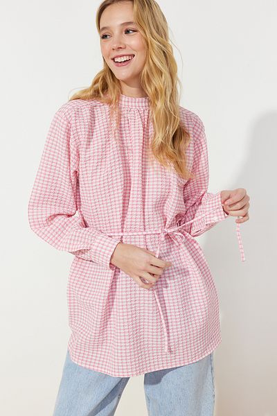 Trendyol Modest Dusty Rose gewebte karierte Seersucker-Tunika mit Gürtel TCTSS24UK00014