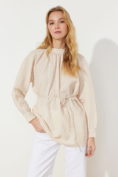 Trendyol Modest Beigefarbene, gewebte, karierte Seersucker-Tunika mit Gürtel TCTSS24UK00014