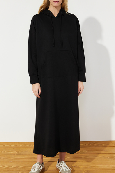 Trendyol Modest Oversize pletené teplákové šaty s kapucí – černá klokaní kapsa TCTSS24EB00092