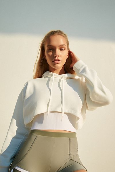 Trendyol Collection Pletená sportovní mikina Ecru Super Crop s kapucí TWOAW22SW0638