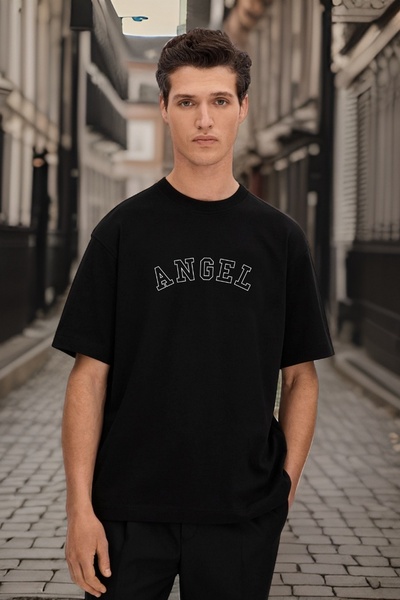 BESSA Tricou negru cu decolteu rotund cu imprimeu Angel pentru bărbați
