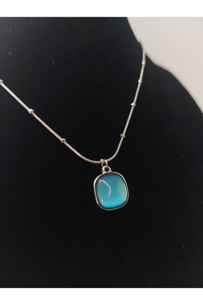 Romea قلادة مربعة الشكل من حجر دوريكا باللون الأزرق الفيروزي ومضادة للتشويه