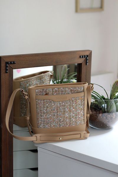 Moom Bag Geantă de umăr cu curea reglabilă din tweed caramel pentru femei