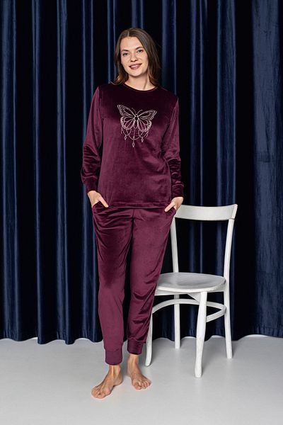 Lady Weinrotes Samt-Pyjama-Set