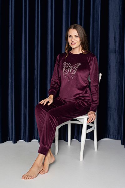 Lady Weinrotes Samt-Pyjama-Set