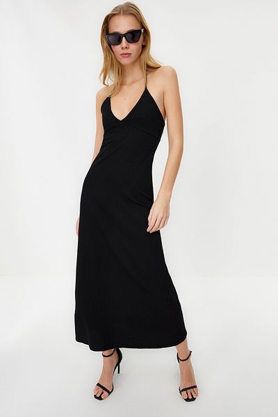 Trendyol Collection Schwarzes, geripptes Neckholder-Bodycone/tailliertes, flexibles Maxi-Bleistiftkleid aus Strick TWOSS24EL00293