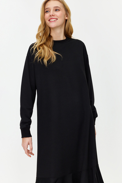 Trendyol Modest Černé pletené šaty se sukní s výstřihem TCTSS22EB0219