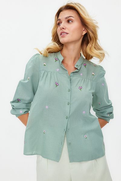 Trendyol Collection Grüne Blumenstickerei - Regular Shirt mit Stickereidetails TWOSS23GO00152