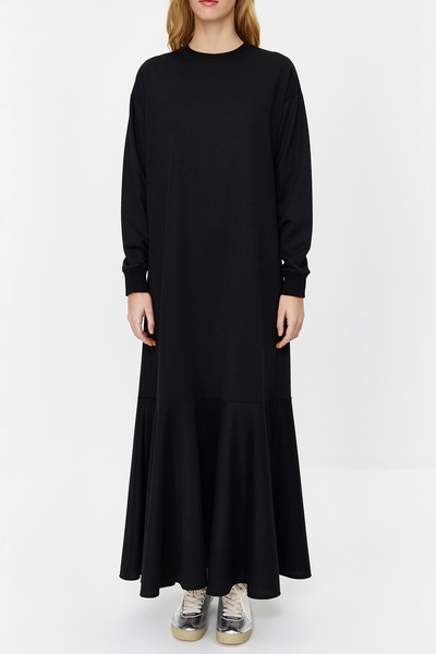 Trendyol Modest Černé pletené šaty se sukní s výstřihem TCTSS22EB0219