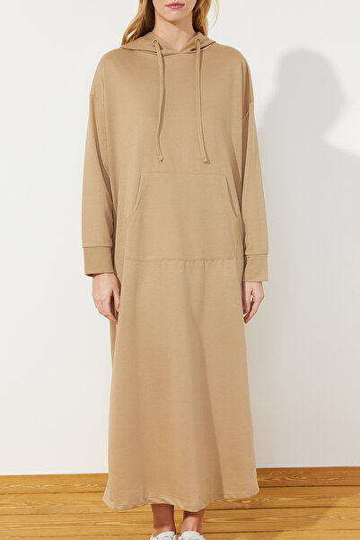 Trendyol Modest Ανοιχτό καφέ πλεκτό φόρεμα με κουκούλα - τσέπη καγκουρό, TCTSS24EB00092