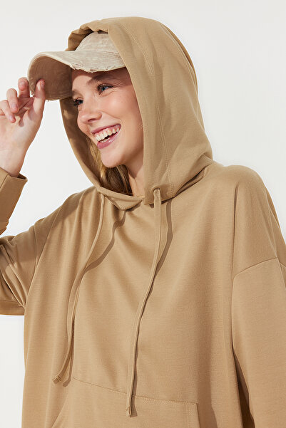 Trendyol Modest Ανοιχτό καφέ πλεκτό φόρεμα με κουκούλα - τσέπη καγκουρό, TCTSS24EB00092