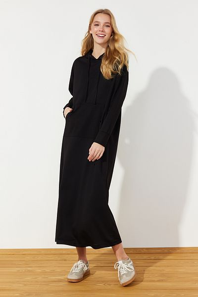 Trendyol Modest Oversize pletené teplákové šaty s kapucí – černá klokaní kapsa TCTSS24EB00092