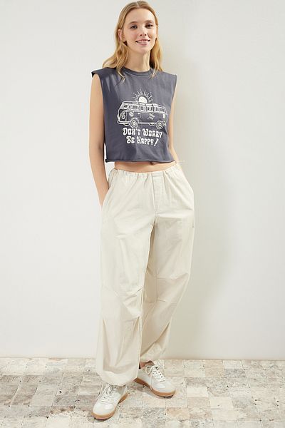 Trendyol Collection Antracitová 100% bavlna s potiskem Tričko bez rukávů Crop Crew Krk Pletené tričko TWOSS23TS00122