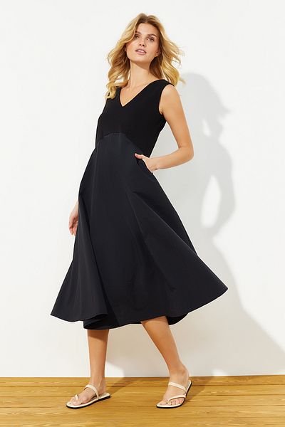 Trendyol Collection Černé maxi tkané šaty s otevřeným pasem TWOSS24EL00153