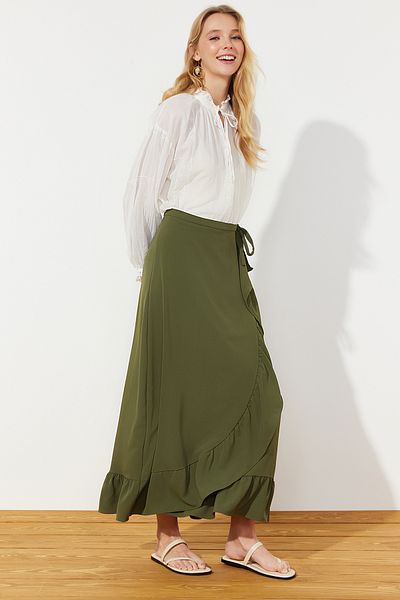 Trendyol Modest Dunkelkhakifarbener Wickelrock mit Volant und Webmuster TCTSS21ET0579