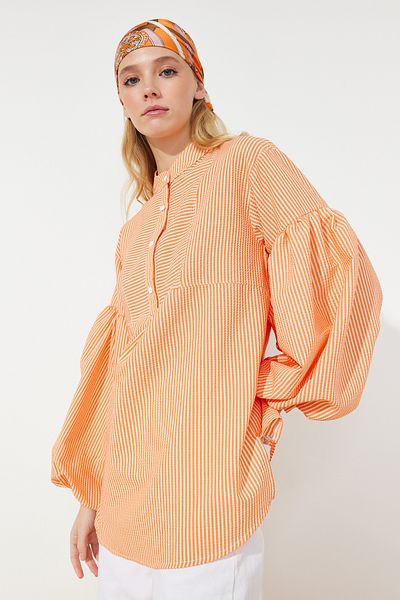 Trendyol Modest Orangefarbene Seersucker-Webtunika mit Ballonärmeln TCTSS24UK00017